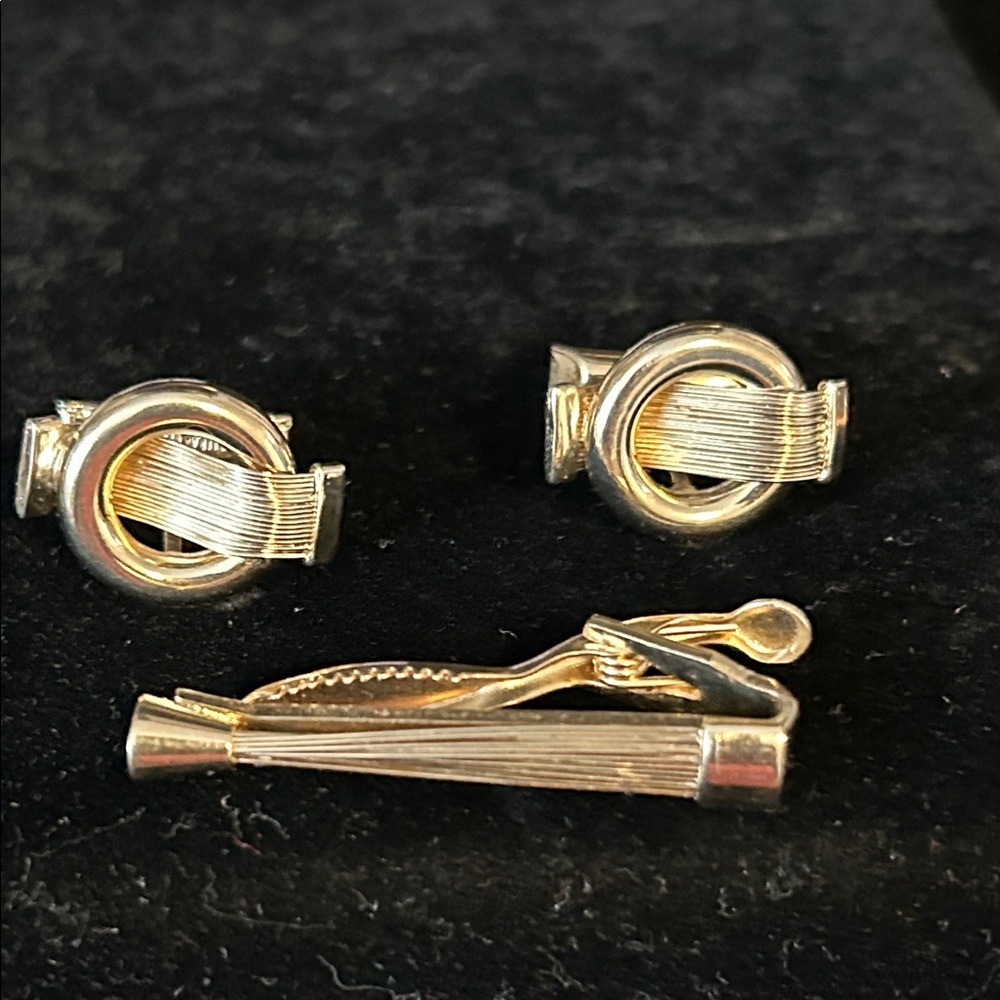 Vintage Swank Gold Colour Cufflinks and Tie Clip Set Like New. No Visible Wear
